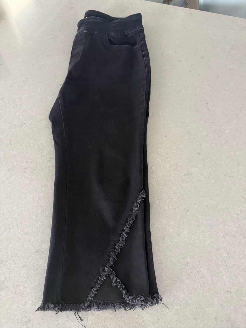 Women's Black Cropped Frayed-Hem Jeans Super cute like new 30” leg